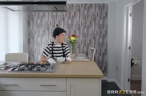 Пасынок не смог устоять перед дойками мачехи